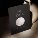 Minimalistisk svart Bröllop | , Mystical Måne Bordsnummer<br><div class="desc">Ge ditt bröllopsmottagningsbevis en aning elegans med det här sofistikerade bordsnumret-kortet. Med ett känsligt rosa måne mot en djup svart bakgrund utstrålar denna design en mystisk charm som kompletterar både moderna och bohemiska bröllop teman. Den minimalistiska layouten garanterar tydlighet och gör det möjligt för gästerna att enkelt hitta sitt tilldelade...</div>