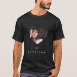 Minimalistisk svart i kärlek min flickvänfoto t shirt<br><div class="desc">Elegant Svart och vitt, minimalistiskt skrivmaskin svart hjärta i kärlek min flickvän Fotoskjorta med stora och rena utrymmen, tryckt skrivmaskin, personlig med namn, keepsaké firande (bröllop, förlovning, julklapp, nytt år eller speciella händelser). De här skjortorna kan vara enkla och vackra gåvor från kärlek till pojkvän, flickvän, nygifta, par och familj....</div>