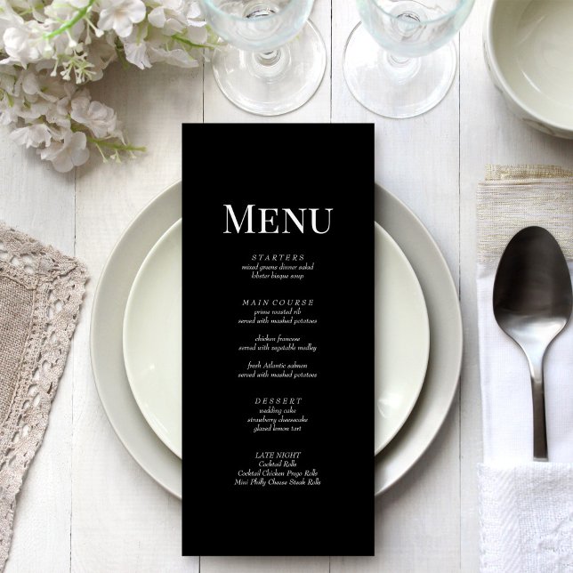 Minimalistisk svart monogram bröllopsmeny kort (Minimalist Black Monogram Wedding Menu Card on a beautiful white and silver wedding table.)