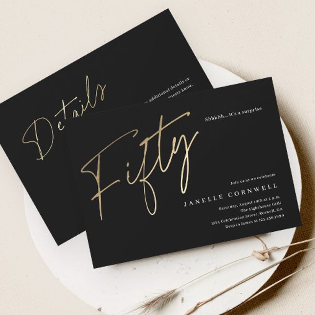 Minimalistisk svart och guld 50-årsfest inbjudningar (Elegant black and gold modern script 50th birthday party invitations.)