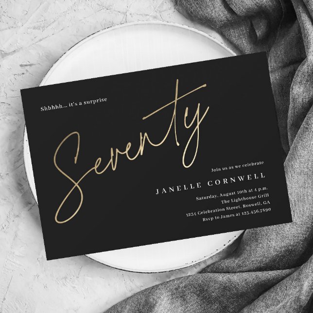 Minimalistisk svart och guld 70-årsfest vykort (Modern gold script 70th birthday party invitation postcards.)