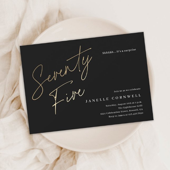 Minimalistisk svart och guld 75-årsfest inbjudningar (Modern gold script 75th birthday party invitations.)