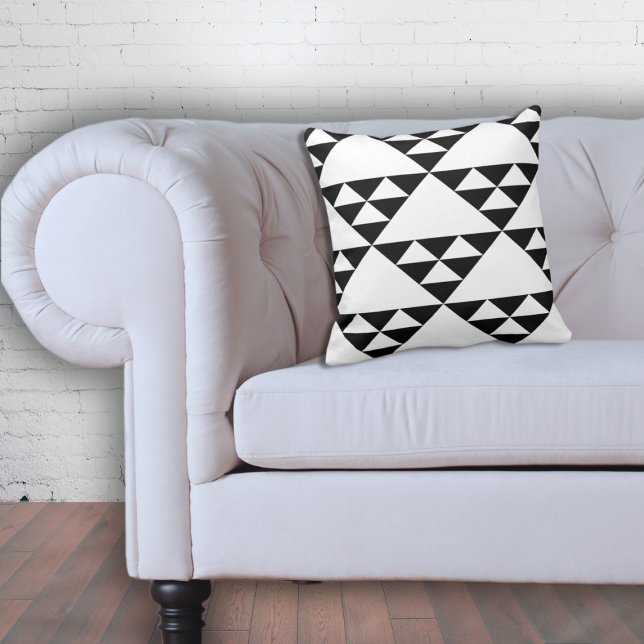 Minimalistisk svart och vit geometrisk triangel kudde (Minimalist Black & White Geometric Triangles Throw Pillow, Eclectic Loft Living)