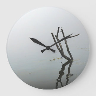 Minimalistisk svart och vit klocka för vardagsrum