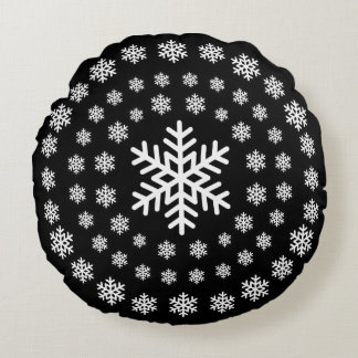 Minimalistisk svart och vit mandala med snöflingor rund kudde