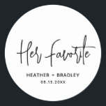 Minimalistisk svart och vit modern Bröllop Runt Klistermärke<br><div class="desc">Moderna bröllopsklistermärken med en enkel design med "Hennes favoriter" i en elegant-manustypografi tillsammans med ditt namn och bröllop-datum i ett minimalistiskt sans serif-teckensnitt. All inslag är i svartvitt. En chic för stil i bröllop. De här anpassningsbarna är underbara för att sätta på bridens favoritgodis eller snacks som en del av...</div>