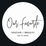 Minimalistisk svart och vit modern Bröllop Runt Klistermärke<br><div class="desc">Moderna bröllopsklistermärken med en enkel design med "Vår favorit" i en elegant-skripttypografi tillsammans med ditt namn- och bröllop-datum i ett minimalistiskt sans serif-teckensnitt. All inslag är i svartvitt. En chic för stil i bröllop. De här anpassningsbarna är underbara för att sätta på godis eller snacks som är en favorit hos...</div>