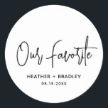 Minimalistisk svart och vit modern Bröllop Runt Klistermärke<br><div class="desc">Moderna bröllopsklistermärken med en enkel design med "Vår favorit" i en elegant-skripttypografi tillsammans med ditt namn- och bröllop-datum i ett minimalistiskt sans serif-teckensnitt. All inslag är i svartvitt. En chic för stil i bröllop. De här anpassningsbarna är underbara för att sätta på godis eller snacks som är en favorit hos...</div>