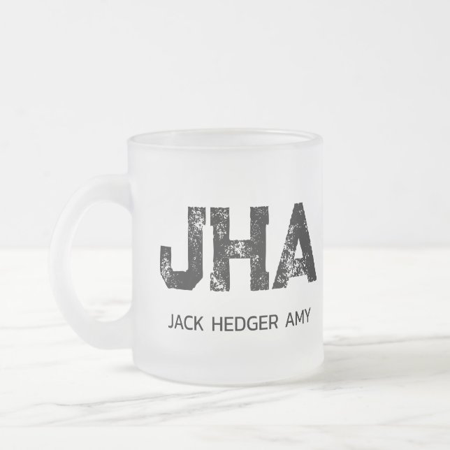 MINIMALISTISK SVART TREDUBBELBOKSTAVS MONOGRAM NAM FROSTAD GLASMUGG (Vänster)