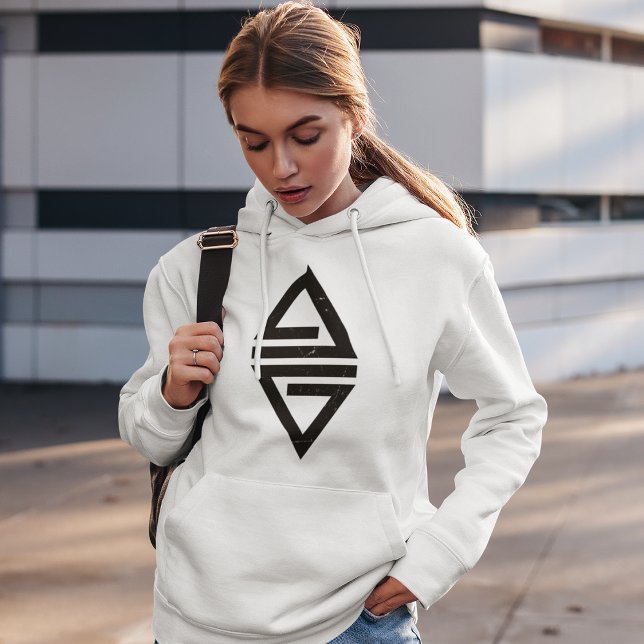 Minimalistisk svart triangel t shirt (Women in a hoodie casually walking on the streets)