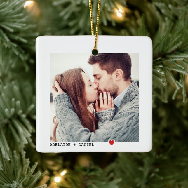 Minimalistisk svart typografi med rött hjärtfoto C Julgransprydnad Keramik (Träd)