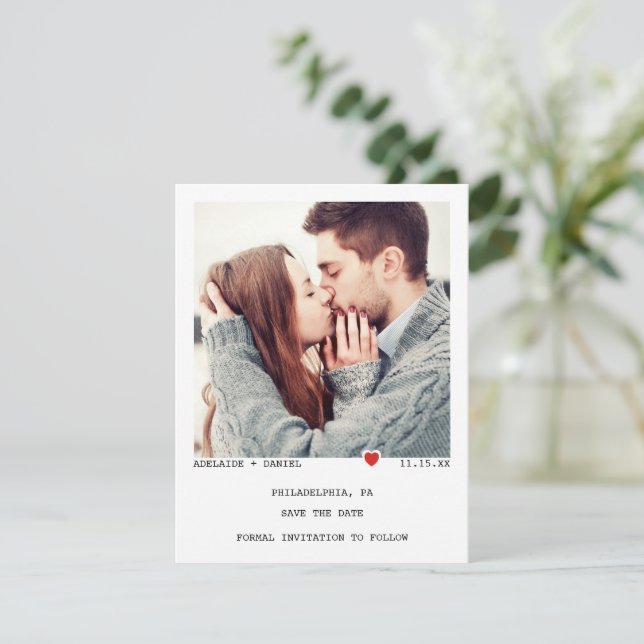 Minimalistisk svart typografi med rött hjärtfoto spara datumet (Stående Fram)