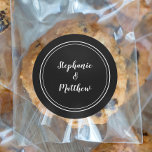 Minimalistisk svart vit bröllopsbrud brudgumme pre runt klistermärke<br><div class="desc">Enkel, minimalistisk och chic bröllopsdesign med brud och groomens namn i en modern design med en dubbel ramkant i vitt på en sofistikerad svart bakgrund. Den moderna designen är enkel och chic. Personifiera bröllopsdetaljer med era namn i knivskarpt vitt skrivsätt. Se länken till samlingen på denna sida för att se...</div>