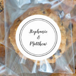 Minimalistisk svart-vit bröllopsgåva för brud och  runt klistermärke<br><div class="desc">Enkel, minimalistisk och chic bröllopsdesign med brud och brudgummens namn i en modern design med en dubbel ram i svart på en chic, skarp vit bakgrund. Den moderna designen är enkel och chic. Personifiera bröllopsdetaljer med era namn i sofistikerad svart stil. Se länken till samlingen på denna sida för att...</div>