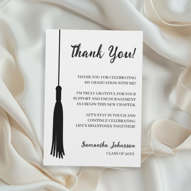 Minimalistisk svart & vit examensprydnad 2026 tack kort (Minimalist Black & White Graduation Tassel 2026 Thank You Card)