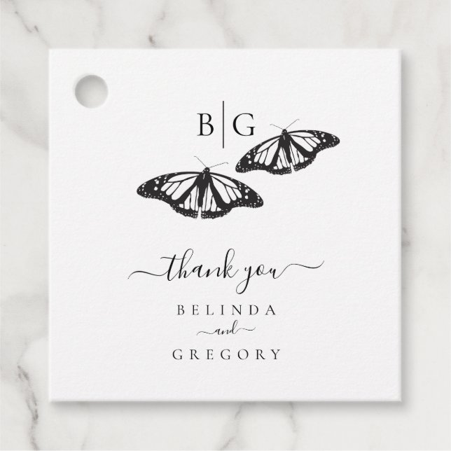 Minimalistisk svart-vit fjärilmonogram bröllop gåvor etiketter (Framsida)