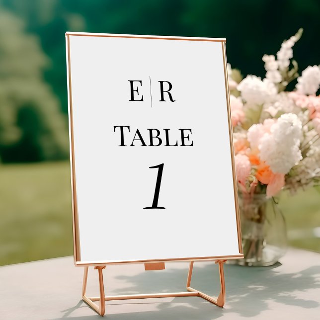 Minimalistisk svart-vit monogram bordskort (Minimalist Black and White Monogram Table Number on a wedding table.)