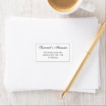 Minimalistisk Svarta och vita Bröllop Adress Adressetikett<br><div class="desc">En svartvit adressetikett för elegant, vår "Minimalist Black and White Bröllop"-adressetikett - speciellt skapat som en del av en matchande inbjudningssvit som du kan hitta på den här sidan - har personligen namn för bruden och trippen i ett dekorativt skriptteckensnitt och adress i en plakare, mer contemporary typografi. Alla detaljer...</div>
