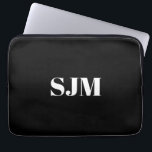 Minimalistisk svartvit Anpassningsbar, monogram na Laptop Fodral<br><div class="desc">Minimalistisk svartvit Anpassningsbar i elegant,  monogram namn laptop sleeve,  bärbar dator Fodral</div>