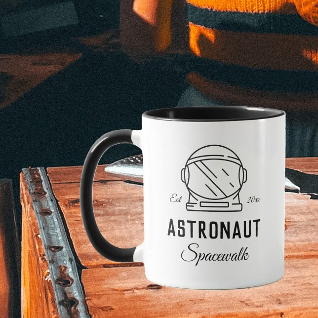 Minimalistisk svartvit hjälmkonst mugg (Skapare uppladdad)