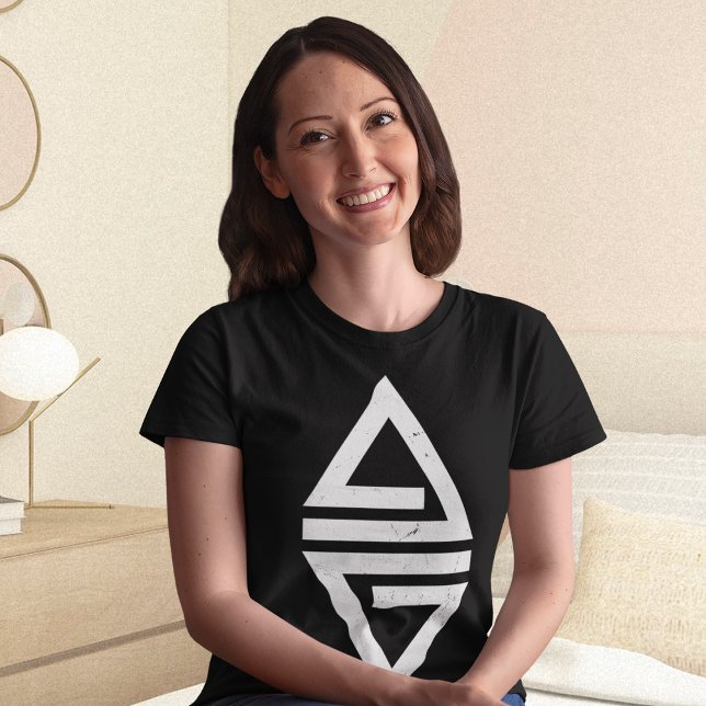Minimalistisk triangel t shirt (Women sitting and casually posing at her home)