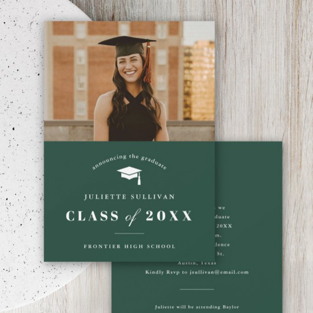Minimalistisk Typ Foto Examen Fest Inbjudningar (Minimal type green photo graduation invitations.)