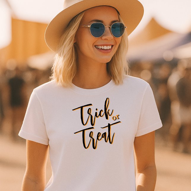 Minimalistisk typografi Bus eller godis Halloween T Shirt (Skapare uppladdad)