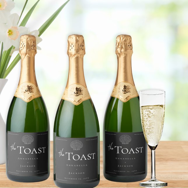 Minimalistisk typografi Svart-vit snigelskal Bröll (Minimal Typography Black & White Seashell Wedding Sparkling Wine Label)