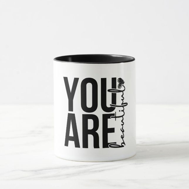 Minimalistisk “Vacker” typografidesign – Svart Mugg (Center)