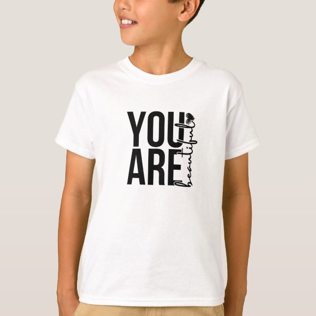 Minimalistisk “Vacker” typografidesign – Svart T Shirt (Framsida)