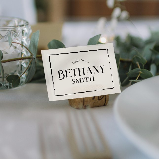 Minimalistisk Vågigt Kant Modern Serif Bröllop Placeringskort (Guide your guests to their seats in timeless style with this modern wavy-edged place card.)