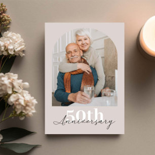 Minimalistisk valvbåge beige 50-års bröllopsjubile inbjudningar
