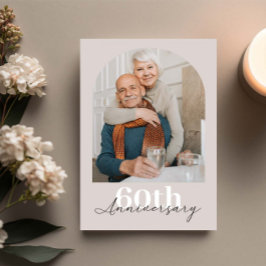 Minimalistisk valvbåge beige 60-års bröllopsjubile inbjudningar