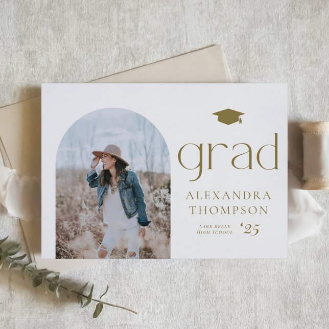 Minimalistisk valvfoto i guld examensfirande meddelande (Customizable boho graduation announcement featuring arch photo frame.)