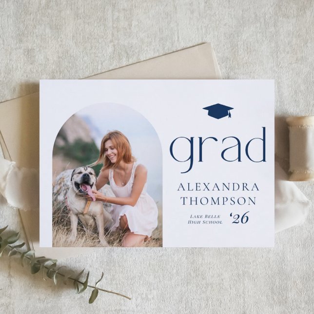 Minimalistisk valvfoto Navy Blue Foto Examen Meddelande (Customizable navy blue photo graduation announcement featuring minimalist typography. )