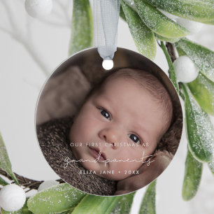 Minimalistisk vår första jul som morföräldrar julgransprydnad keramik