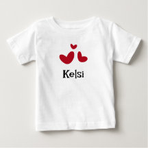 Minimalistisk vit baby-t-shirt med röda hjärtan
