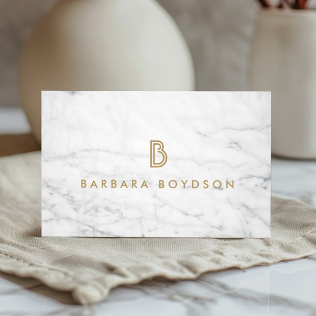 Minimalistisk vit marble Guld Monogram Visitkort (Skapare uppladdad)