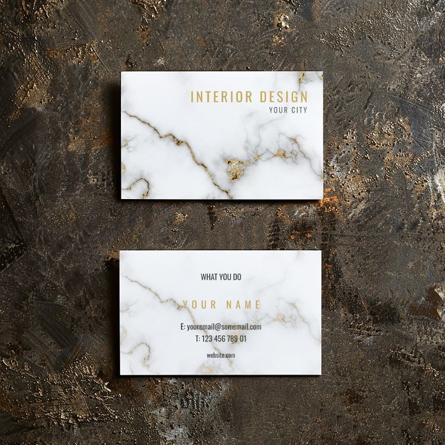 Minimalistisk vit- och Guld-lyxmarmor Visitkort (White marble business card with gold veining, bold name, and minimalist black details.)