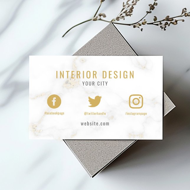 Minimalistisk vit- och Guld Marble social-media Bu Visitkort (White marble business card with gold text, social media icons, and modern minimalist layout.)