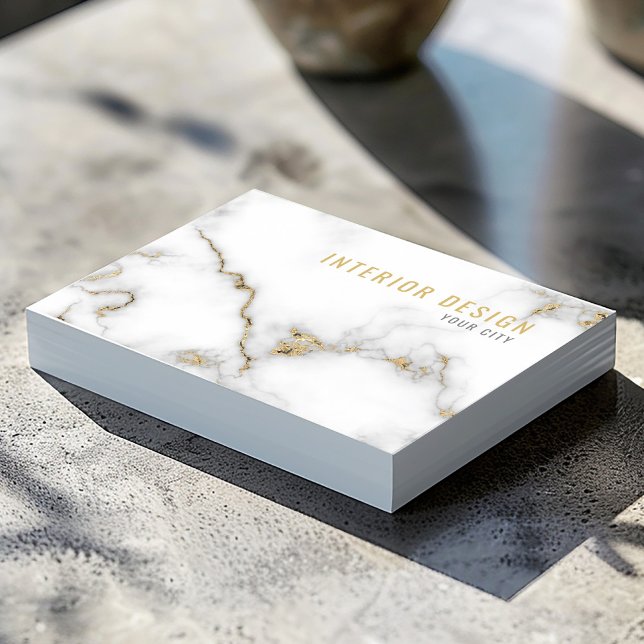 Minimalistisk vit och Guld Marble Visitkort (White marble business card with gold veining, bold name, and minimalist black details.)