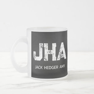 MINIMALISTISK VIT TRE BOKSTÄVER MONOGRAM NAMN SVAR FROSTAD GLASMUGG