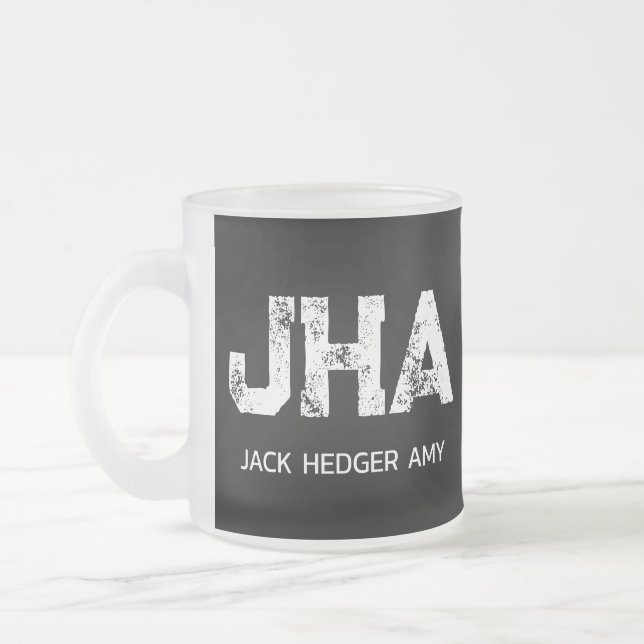 MINIMALISTISK VIT TRE BOKSTÄVER MONOGRAM NAMN SVAR FROSTAD GLASMUGG (Vänster)