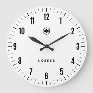 Minimalistisk vit väggklocka