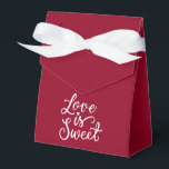 Minimalistiska Burgunderröda och Vita Bröllop Presentaskar<br><div class="desc">Designen har en burgunderbakgrund och vit text.</div>