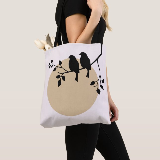 Minimalistiska fåglar på gren med beige sol tygkasse (Närbild)