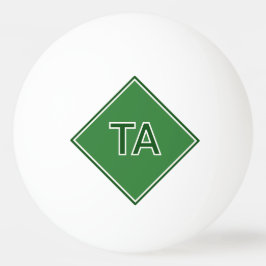 Minimalistiska initialer i grönt på grön pingisboll