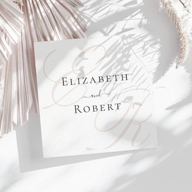 Minimalistiska Monogram Bröllopsservetter Pappersservett (Elegant Minimalist Beige Monogram Wedding Napkins on a sunny table with neutral dry botanicals)
