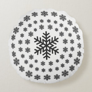 Minimalistiska svarta och vita snöflingor Mandala Rund Kudde