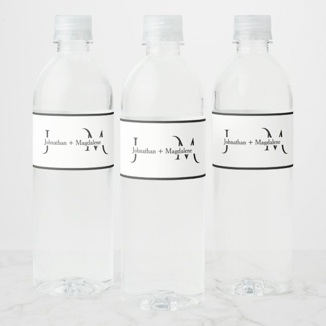 Minimalistiska svarta & vita monogram bröllop  vattenflaska etikett (Flaskor)